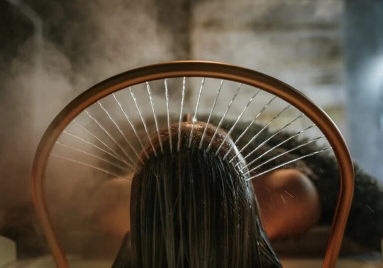 ОБЛЕКЧЕНИЕ ПРИ ПЪРХОТ И СЪРБЕЖ ПО СКАЛПА: МОГАТ ЛИ ДА ПОМОГНАТ (HEAD SPA/HAIR SPA) СПА ПРОЦЕДУРИТЕ ЗА ГЛАВА?